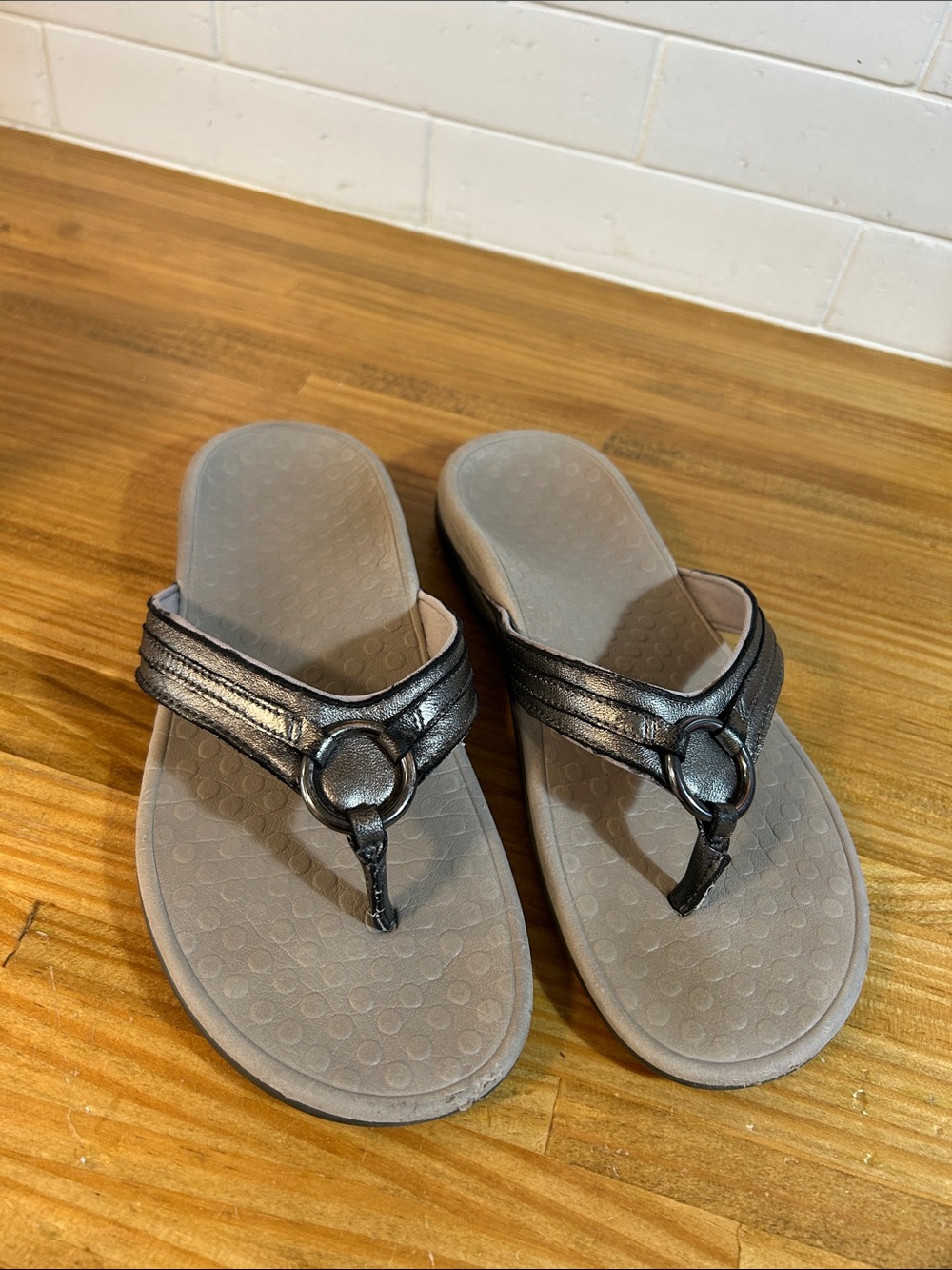 Vionic Women's Tide Aloe Pewter Leather Sandals Size 9